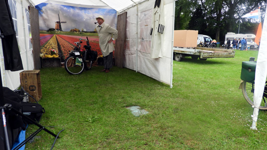Monsieur Hulot avec son V&eacute;losolex &agrave; Oosterbeek