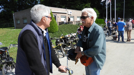 Daniel en train de discuter avec Charles avant le d&eacute;part de la randonn&eacute;e