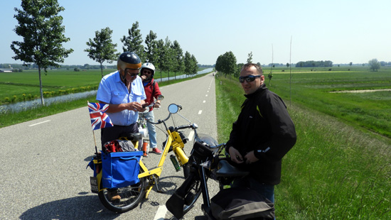 Notre ami britannique en train de se rep&eacute;rer &agrave; l'aide de son GPS