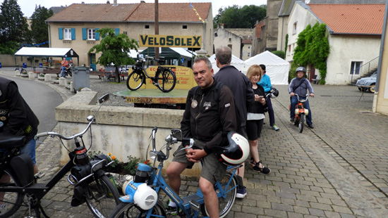 Hugues Ossent devant le symbole de Rodemack Solex Tour