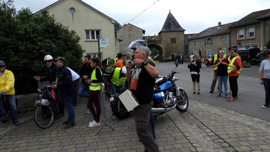 Alain Stourm donnant les dernières consignes avant le départ