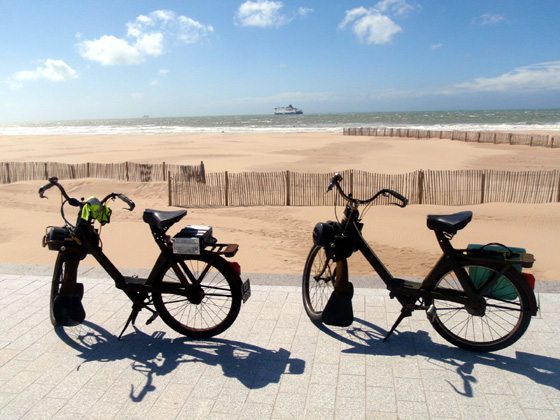 A l'arrière plan un ferry assurant la liaison Transmanche