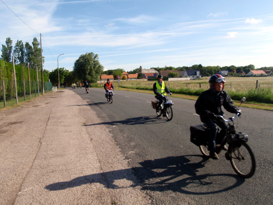 Une longue file de solexistes dans le calaisis