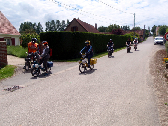 lorence fid&egrave;le sur son Solex 5000 jaune