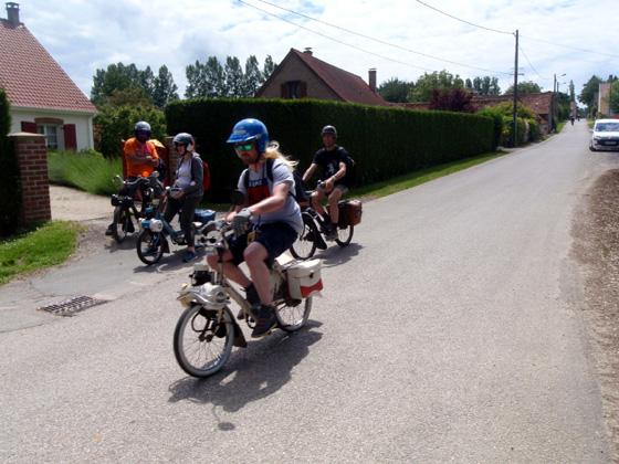 Une fausse blonde sur un Solex 5000 jaune