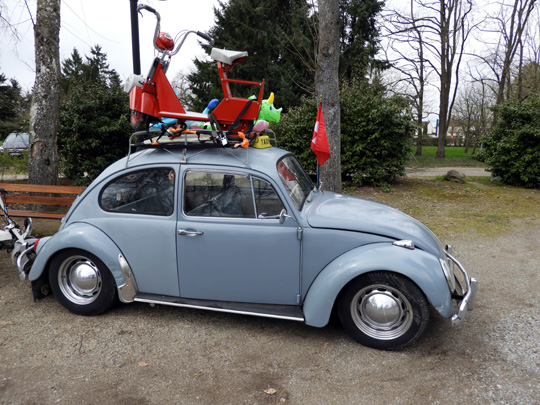 Un Solex Micron sur le toit d'une Coccinelle