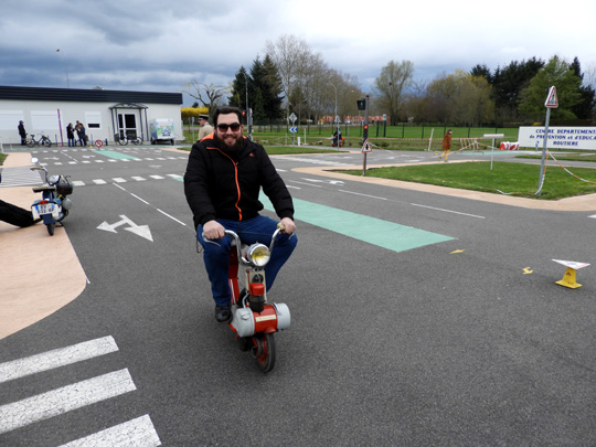 Viv Crooner tout souriant sur son micron