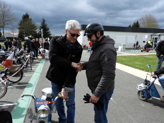 Daniel et Luc de Colombes se serrant la main