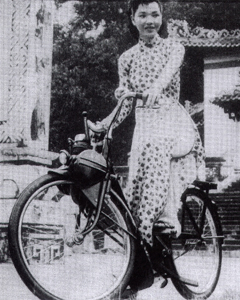 Une Indochinoise sur un Solex 660 