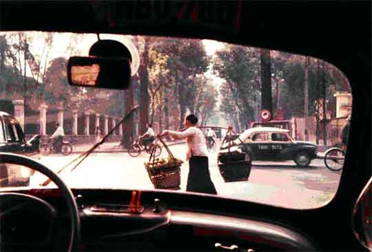 rue pasteur saigon avec un taxi renault 4 cv
