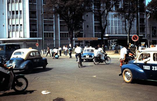 Taxi Renault 4 CV et Dauphine de Saïgon