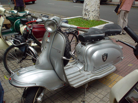 Solex 3800 au mileu des scooters