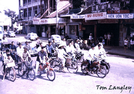 Beaucoup de Velosolex à Saïgon !