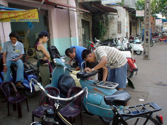 Vespa et Solex 3800 à Saïgon