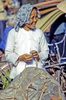 Un Velosolex sur le Marché de Mytho
