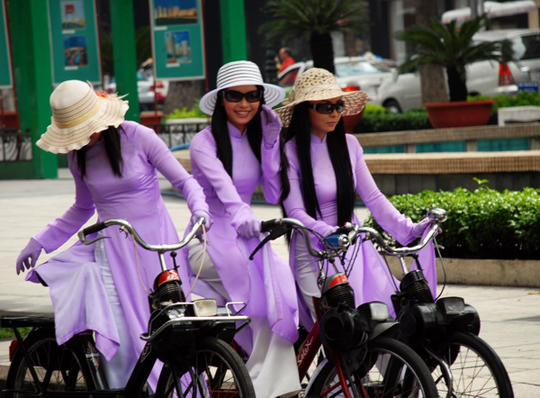 Charmantes vietnamiennes en Solex 3800  à Saïgon 