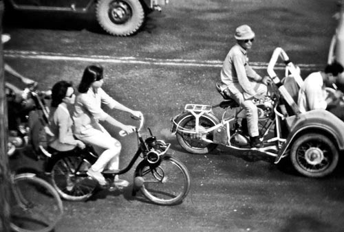 Deux vietnamiennes sur un velosolex