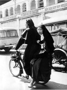 Deux Soeurs en Solex Saigon