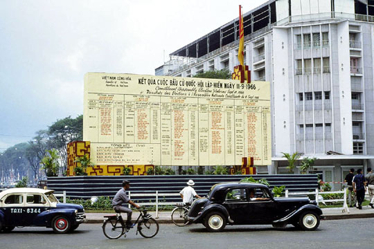 Velosolex Rond Point Charner Bonard Saïgon 1966