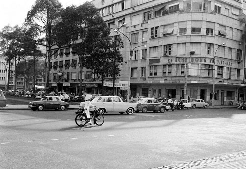 Une belle vietnamienne sur un solex