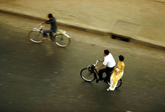 Couple Saigonnais en Velo Solex