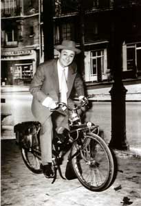 Fernand Raynaud sur un VeloSoleX 660