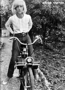 Sylvie Vartan sur son Solex 2200