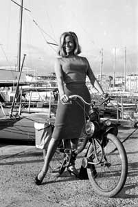 Honor Blackman sur un Solex 2200