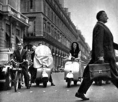 Velosolex et Vespa rue de Rivoli