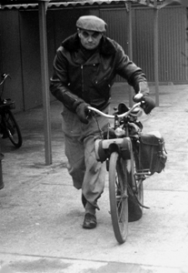 Monsieur Duchesne sort de l'usine de Courbevoie