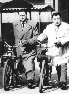 Sortie de l'usine de Courbevoie de messieurs Gilbert Vignard et Camille Lomellini