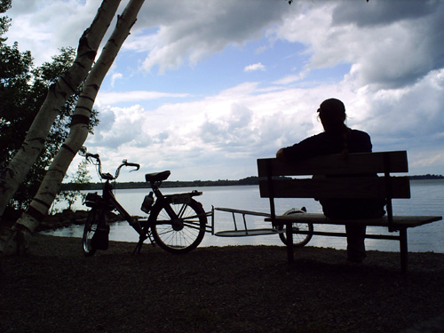 Velosolex sur le bord d'un lac au Québec