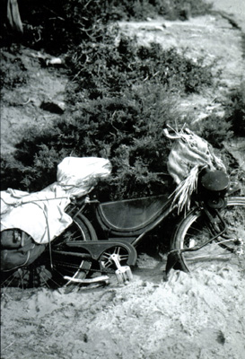 Velosolex dans le sable du désert