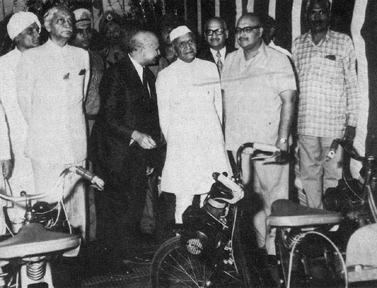 Le président de la République Indienne inaugurant l'usine fabriquant les solex