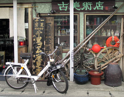 Le Solex devant un magasin d'antiquites