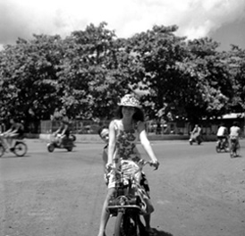 Tahitiens sur un solex 2200