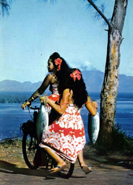 Tahitiennes sur un Solex 3800