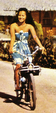 Tahitienne sur un velosolex