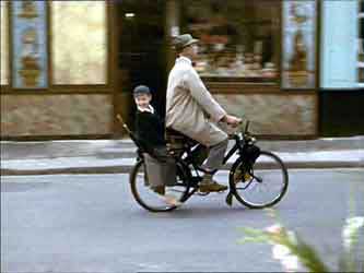 Monsieur Hulot et son neveu en velosolex 