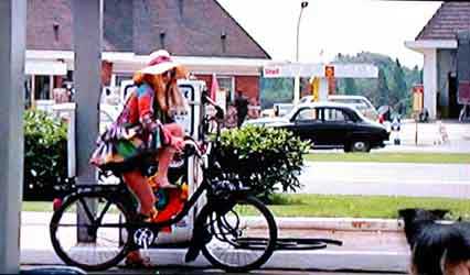 Brigitte Bardot sur un Solex