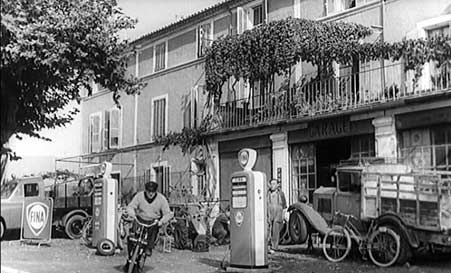  Michel Galabru sur un Solex 2200 