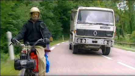 Un Solex 3800 se faisant par un camion Renault