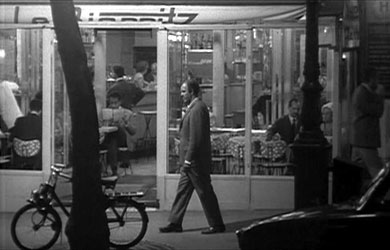 Jess Hahn et un Solex devant le Café Le Biarritz à Paris