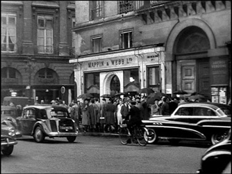 Un Velosolex 45 devant la bijouterie Mappin & Webb rue de la Paix Paris