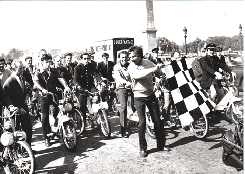 Jean Robic et Jean-Pierre Beltoise au départ des velosolex  