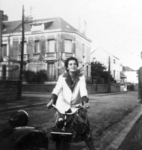 Bernadette sur son solex 1400