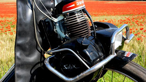 Un Solex 3800 dans un champ de coquelicots