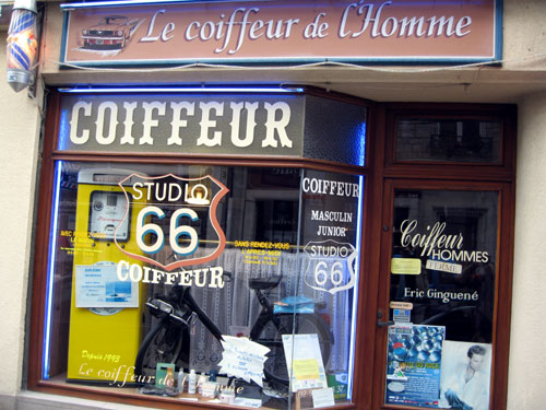 Un Solex dans un salon de coiffure