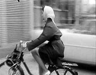 Janique Aimée sur un Solex