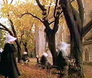 Les religieuses en solex dans le couvent